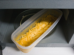 調理途中の味噌煮込みうどん