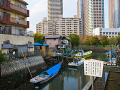 日の出湯の裏手