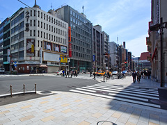 日本橋三越前の交差点から日本橋方面