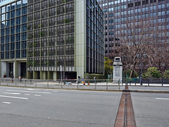 道路の向こうに一石橋の碑？