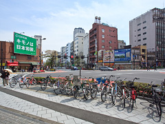 営団地下鉄・人形町駅前の様子