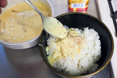 御飯の上に、彩クリ丼 MkII ( 候補 ) のソースをかける。