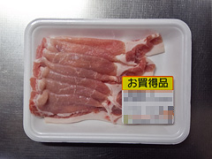 豚肉の入ったスチロール製トレイ