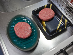 豚肉の味噌漬けを「ふしぎなお皿」にのせる