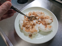 ご飯に炒飯用の調味料を入れて混ぜる