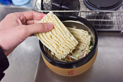 インスタント麺、2つに割って投入。